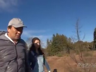 Maki hojo disfruta oudoor sucio vídeo vida con agricultor.