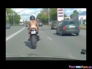 Goli na motorcycle