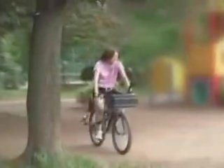 Japonská teenager masturbated zatímco na koni a specially modified x jmenovitý film bike!
