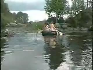 Tre bra flickor naken flickor i den djungel på båt för sticka jaga