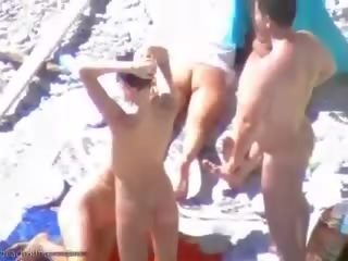 Sončenje plaža sluts imajo nekaj najstnice skupina umazano film zabavno