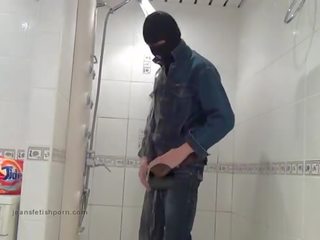 Der expert in Blue Jeans wascht sich im Bad