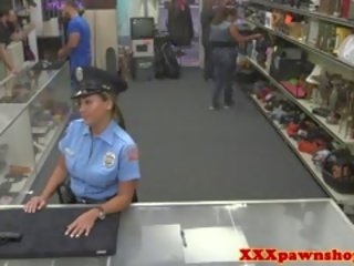 Реален pawnshop мръсен клипс с bigass полицай в униформа