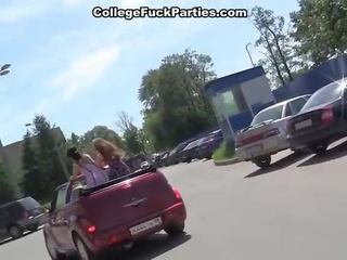 Campus ung kvinna stötte i den bil