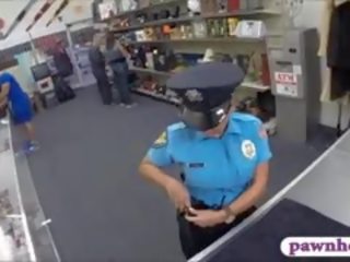 Lassie polis pegawai fucked oleh pawnkeeper dalam yang pawnshop