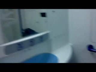 Τραβώντας μαλακία δημόσιο τουαλέτα