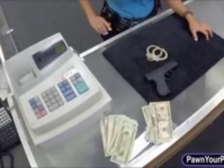 Rendőr tiszt pawns neki punci és kapott vert mert pénz