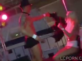 Salope portugais pôle danseur baise une doué strip-teaseuse