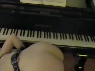 Pianolle oppitunti läimäys