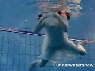 Andrea menunjukkan bagus tubuh di bawah air