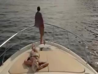 Clean-cut kunst skitten video på den yacht