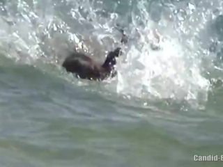 Lascivious nudisten tonåren tanning naken vid den strand
