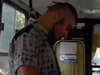 Murdar clamă în autobus