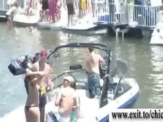 Outrageous bikini poussins à publique bateau fête film