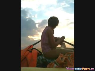 Amateur adolescence commencer une sextape en une bateau sur la lac vidéo