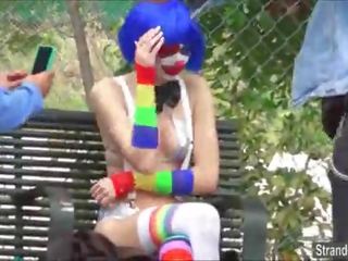 Teenager mikayla die clown movs fremder sie durchbohrt nippel