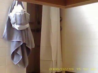 间谍 bewitching 19 年 老 女孩 showering 在 宿舍 浴室