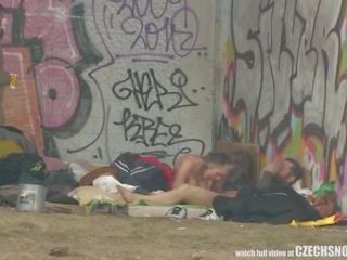 Pure улица живот homeless тройка като мръсен клипс на публичен