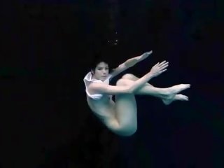 Bajo el agua flexible gymnastic
