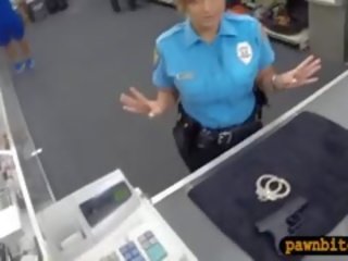 Huge emjekler polisiýa officer pawns her amjagaz and fucked