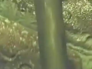 Tentakkel monster attacks kvinne i skogen