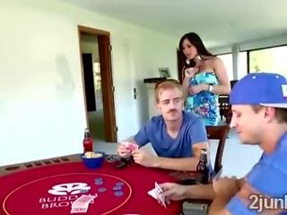 Perv loses dalam poker tetapi ends seks / persetubuhan beliau rakan-rakan hebat milf