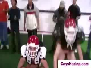 Hetro orang terbuat untuk bermain telanjang sepak bola oleh homos
