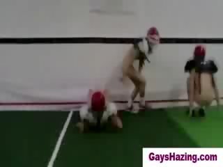 Hetro gutta laget til spille naken football av homos