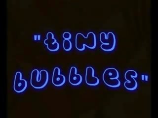 Azari kumiko puhumine bubbles koos tema tussu