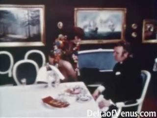 E moçme e pisët kapëse 1960s - me lesh moshë e pjekur brune - tryezë për tre