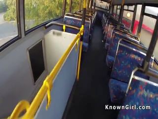 Karvane briti amatöör tukk sisse avalik buss