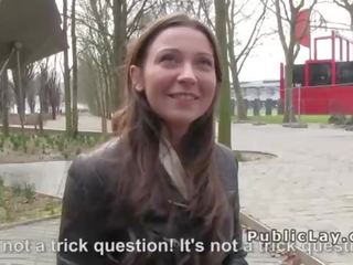 Belgian hottie suge putz în public