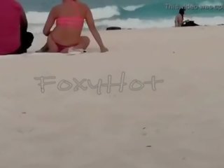 Mostrando el culo en tanga por la playa y calentando एक hombres&comma; एकल डॉस एसई animaron एक tocarme&comma; प्रदर्शन completo en xvideos लाल