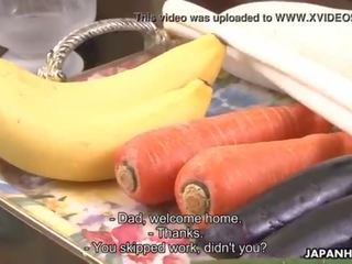 Sayuri має a непристойна час з деякі vegetables