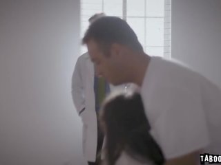 Лікарі michael і chad крок їх крани ближче для nymphomaniac пацієнт емілі
