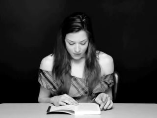 Frau hat orgasmus während reading book- stoya