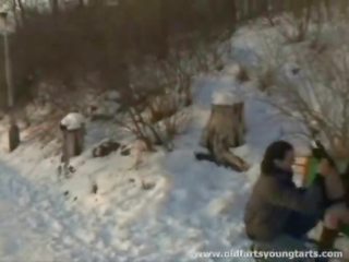 Güzel winter alfresco akrobatik ipek arasında dörtlü