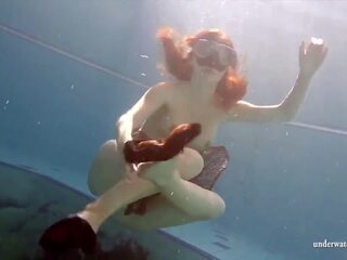 كبير الثدي امرأة سمراء ميا تحت الماء عار