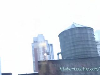 Кимбър завет мастурбира в преден на прозорец
