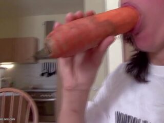 Adult mother fucks her twat with carrot and pissed on