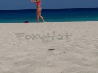 Mostrando el ass lt tanga por la playa y calentando a hombres&comma; solo dos se animaron a tocarme&comma; šou completo lt xvideos raudonas