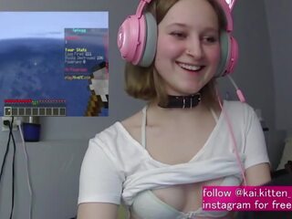 Gamer mladý žena spanks pre každý respawn a cums zatiaľ čo hrať minecraft dospelé klip klipy
