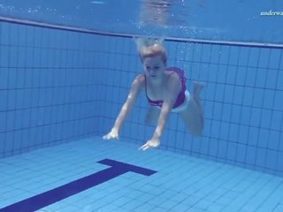 Elena proklova podvodné mermaid v ružový šaty