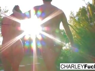 Charley 得到 她的 他妈的 上 出 由 她的 水池