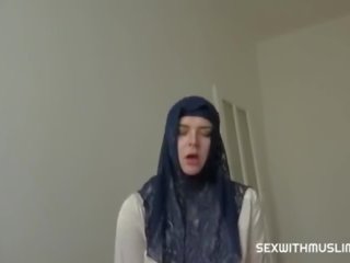 Skutečný estate činidlo člověk fucks roztomilý hidžáb žena