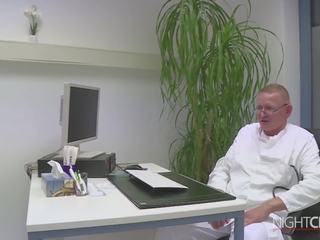 Немски тийн надин beim frauenarzt д-р spreitzer унд.