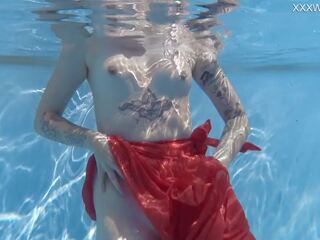 Nuoto piscina grande erotics con mimi cica vestito su