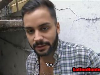 Bearded heteroseksueel latino zoals ongesneden peter