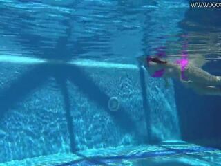 Inviting 傑西卡 lincoln swims 裸 在 該 水池: 免費 成人 電影 77