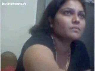 Desi aunty mudo on web kamera showing her big boobs & burungpun mms
